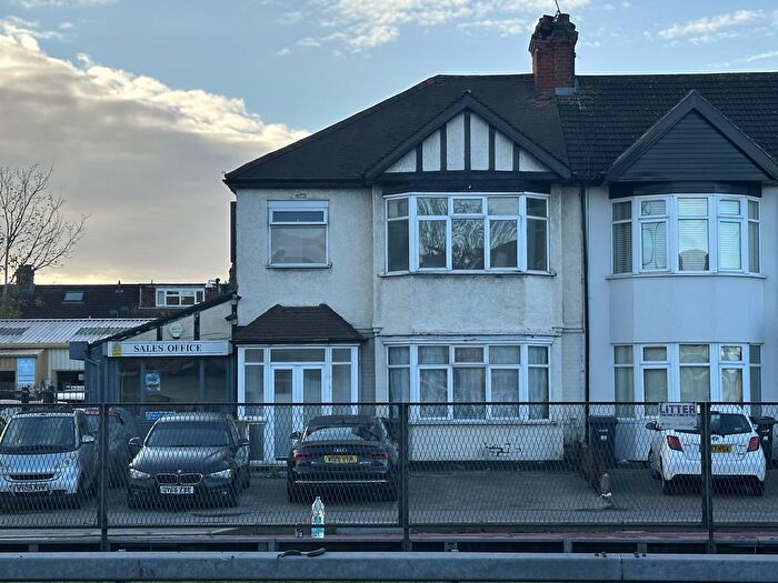 3 Bedroom Property For Sale In Eastern Avenue, Ilford, Greater London, IG4