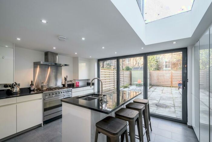 3 Bedroom Terraced House To Rent In Baring Street London, N1