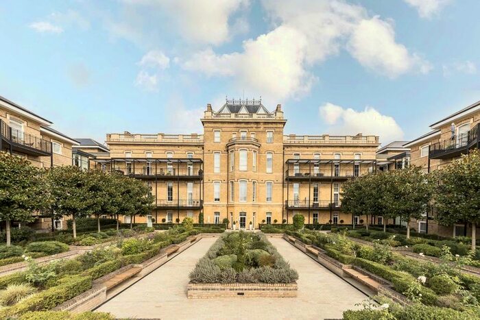 3 Bedroom Flat To Rent In Chambers Park Hill, London, SW20