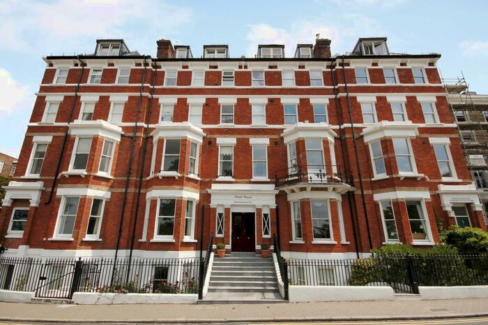 3 Bedroom Flat To Rent In Richmond Hill, Richmond, TW10