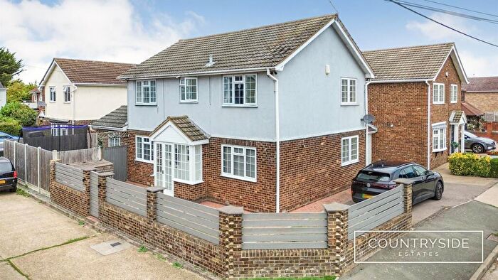 4 Bedroom Detached House For Sale In Waterdene, Canvey Island, SS8