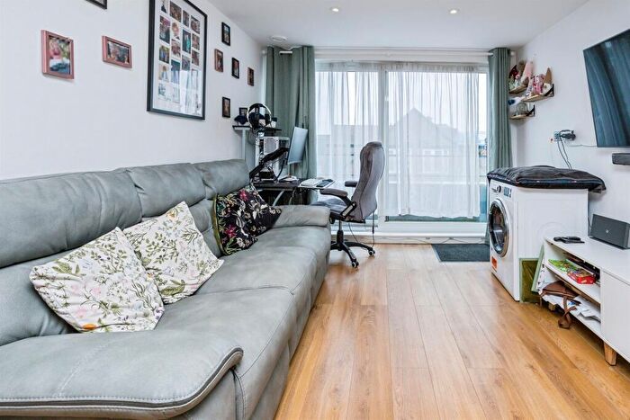2 Bedroom Apartment For Sale In Victoria Road, Horley, RH6