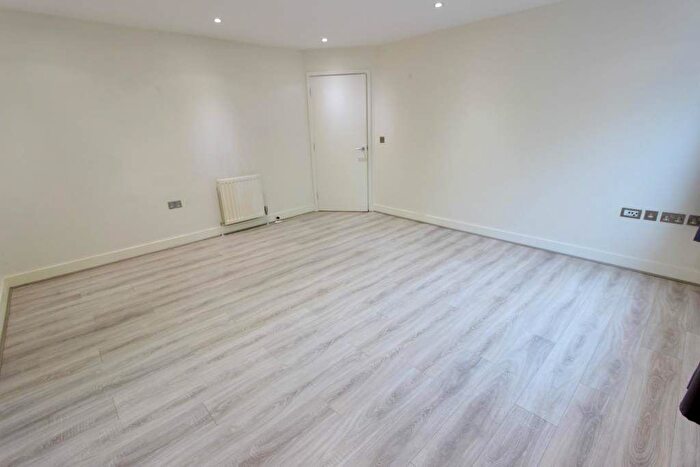 2 Bedroom Flat To Rent In Alice Court, London, N22