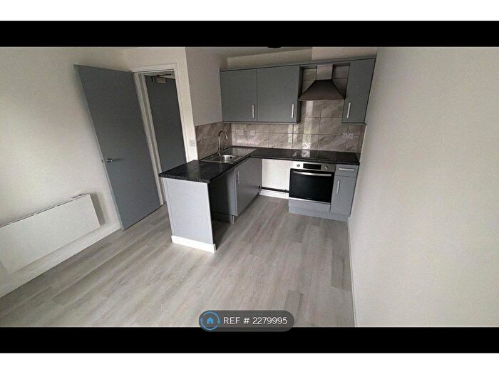 1 Bedroom Flat To Rent In Meadow Court, Wakefield, WF2