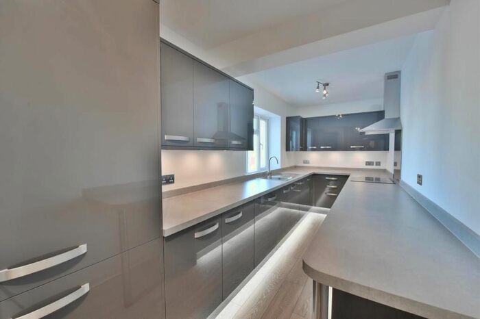 3 Bedroom Flat To Rent In Queens Road, Weybridge KT13