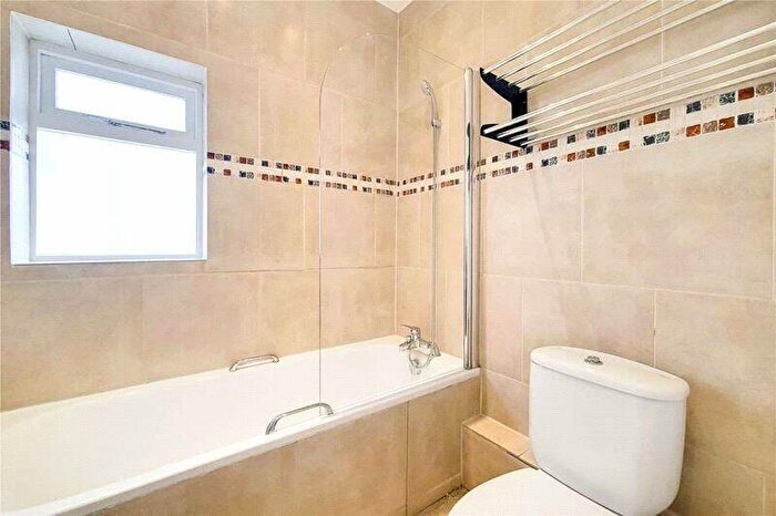 2 Bedroom Flat To Rent In Finchley Road, Golders Hill, NW11