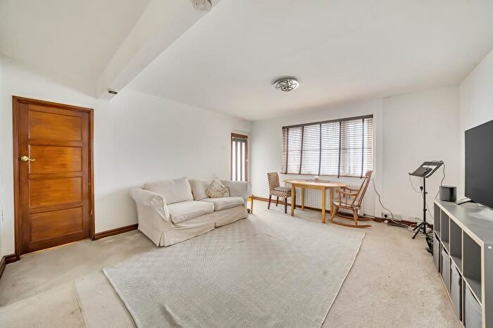 3 Bedroom Flat For Sale In Townshend Road, Richmond, TW9