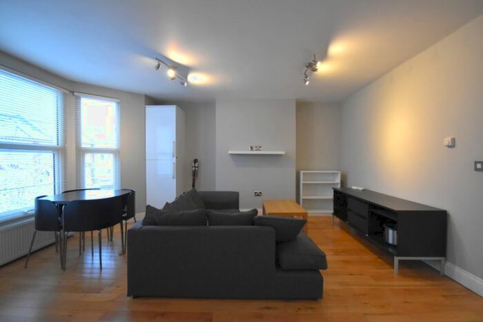 2 Bedroom Flat To Rent In Elmfield Road, Balham, London, SW17