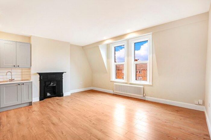 2 Bedroom Flat To Rent In St. Margarets Road, Twickenham, TW1