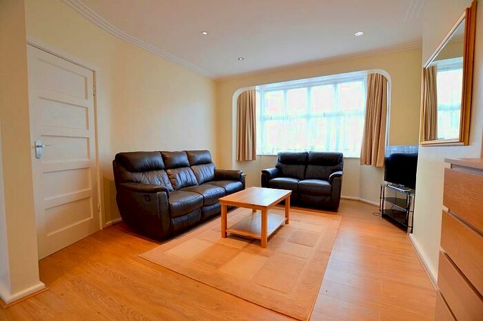3 Bedroom Semi-Detached House To Rent In Wolstonbury, London, N12