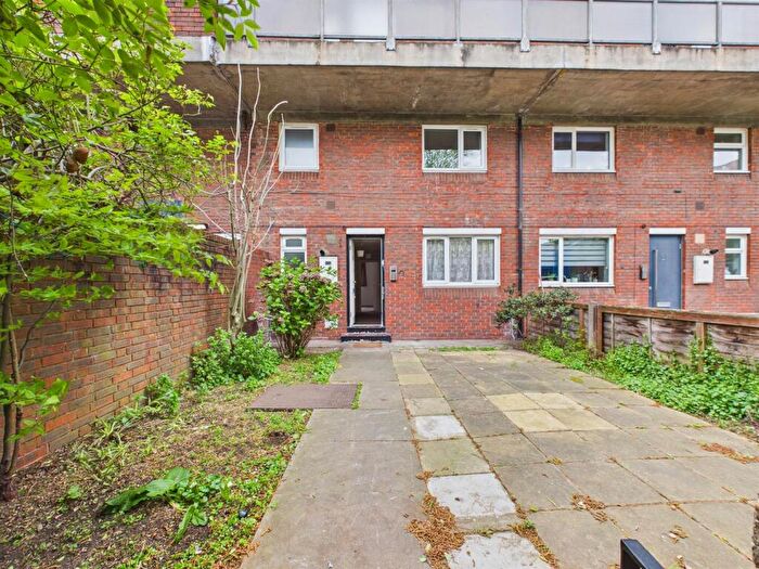 3 Bedroom Maisonette For Sale In Parnell Road, Bow, E3