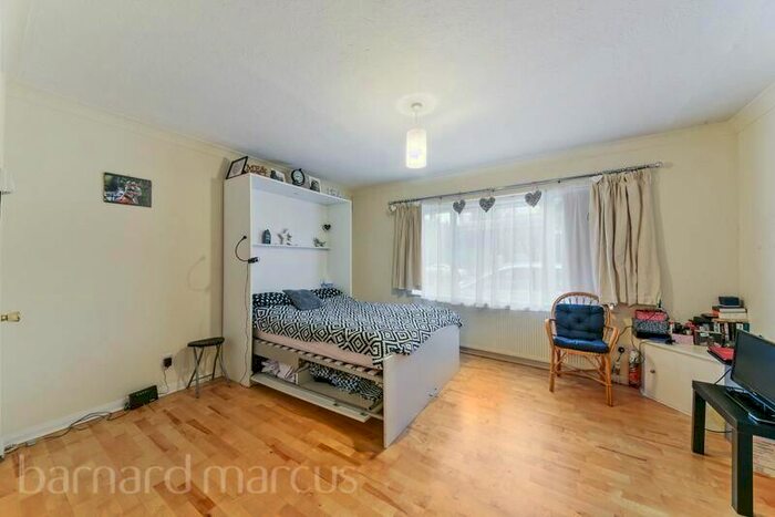 Studio To Rent In Oakleigh Park North, Whetstone, London, N20
