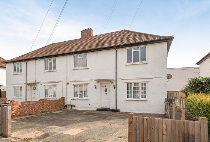 2 Bedroom Maisonette For Sale In Woodstock Way, Mitcham, CR4