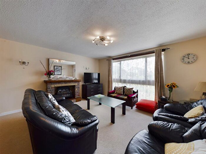 4 Bedroom Detached House For Sale In Pound Hill, Crawley, RH10