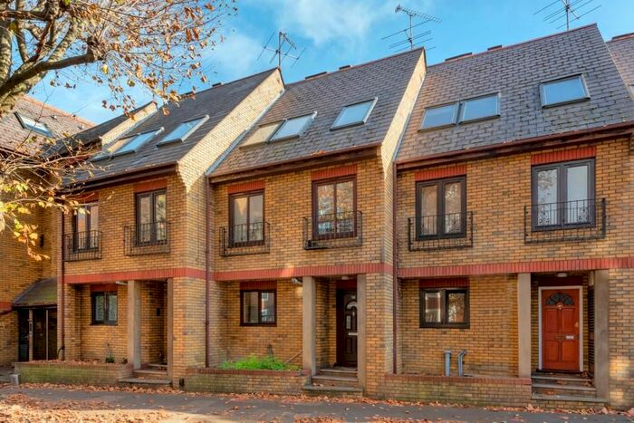 5 Bedroom Flat To Rent In Dalling Road, Hammersmith, W6