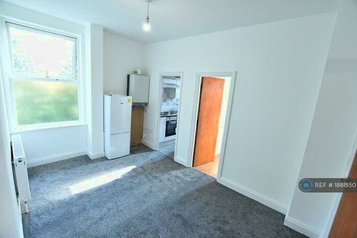2 Bedroom Flat To Rent In Crescent Road, Luton, LU2