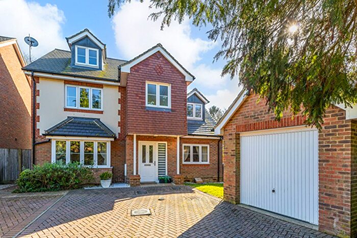 4 Bedroom Detached House For Sale In Hawthorne Gardens, Caterham, CR3