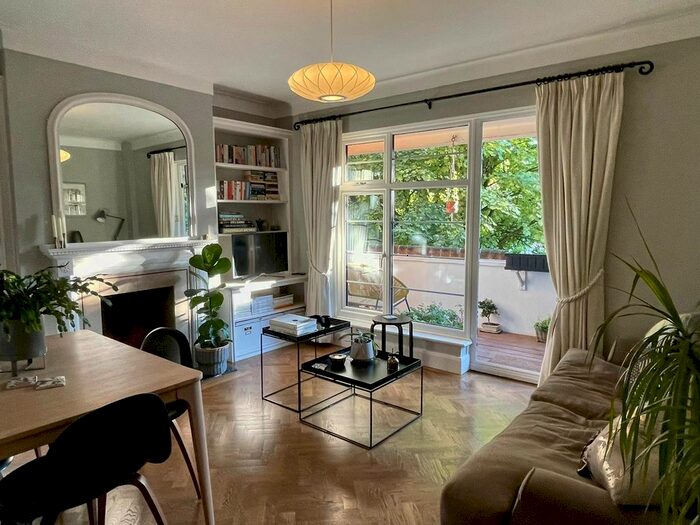 2 Bedroom Flat To Rent In Sheen Court, Richmond, Surrey, TW10