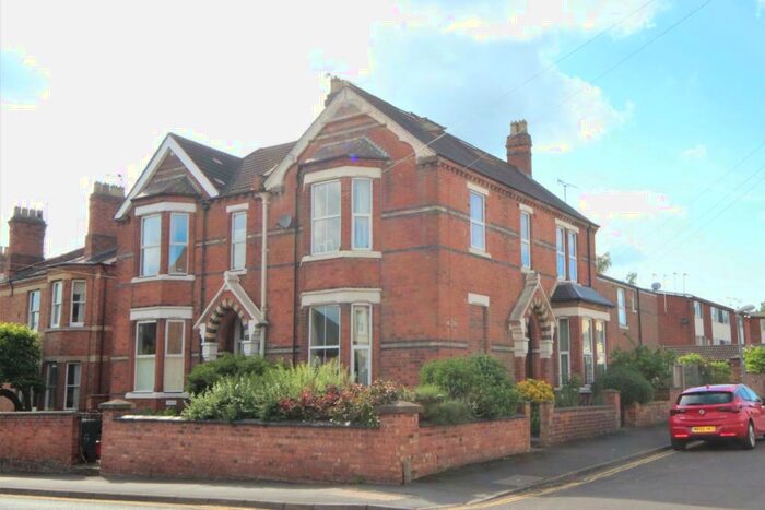 5 Bedroom Semi-Detached House To Rent In Fairlawn Close, Leamington Spa, Warwickshire, CV32