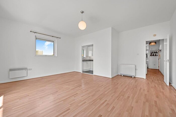 2 Bedroom Flat For Sale In Garland Court, Premiere Place, E14
