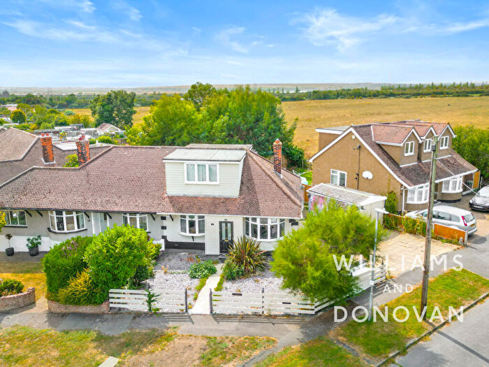 3 Bedroom Chalet For Sale In Watlington Road, South Benfleet, SS7