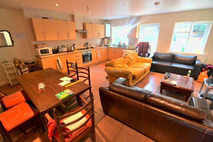 5 Bedroom Semi-Detached House To Rent In Eastern Avenue, Reading, RG1