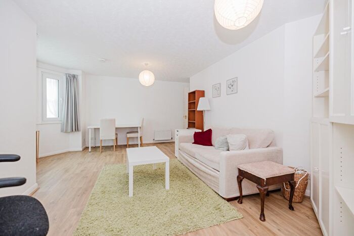 2 Bedroom Flat To Rent In St Leonards Lane, Edinburgh, EH8