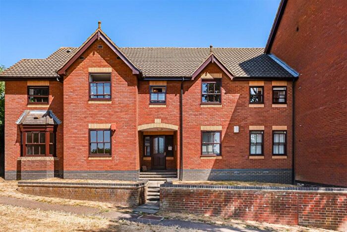 2 Bedroom Flat For Sale In Henrys Grant, Riverside Road, St. Albans, AL1