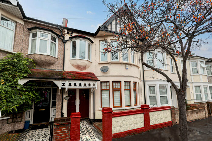 1 Bedroom Flat To Rent In Hildaville Drive, Westcliff-on-sea, SS0