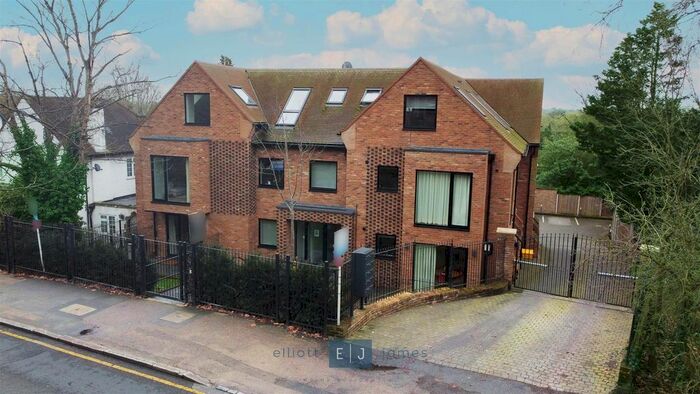 3 Bedroom Flat To Rent In High Road, Loughton, IG10