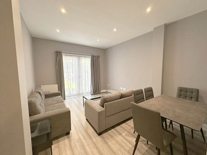 3 Bedroom Flat To Rent In Chapter Road, Willesden Green, NW2