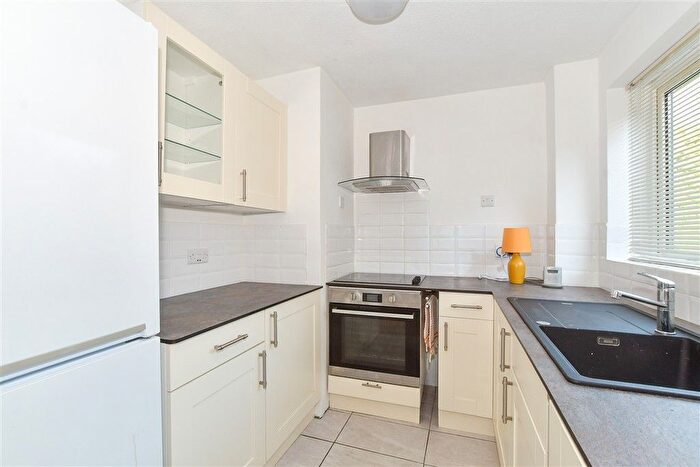 2 Bedroom Flat For Sale In Cotswold Court, Horsham, West Sussex, RH13
