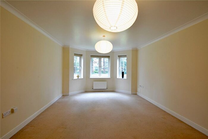 2 Bedroom Flat To Rent In The Cloisters, Guildford, GU1