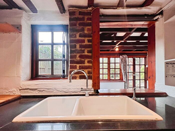 3 Bedroom Semi-Detached House For Sale In The Street, Hothfield, TN26 - Photo 9