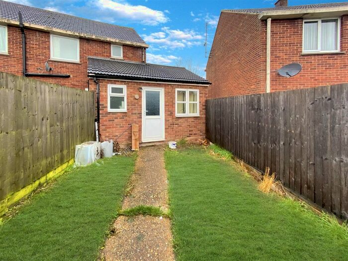 1 Bedroom Flat To Rent In Court Close, Aylesbury HP21