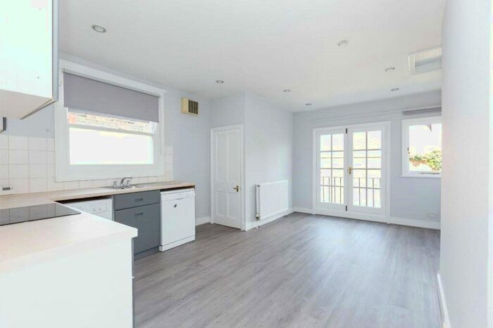 2 Bedroom Flat To Rent In Fulham Palace Road, London, SW6