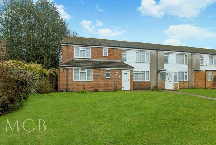 4 Bedroom Semi-Detached House To Rent In Borderside, Slough, SL2