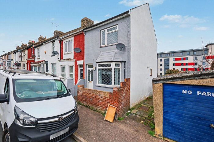 3 Bedroom End Of Terrace House For Sale In Leslie Road, Gillingham, ME7