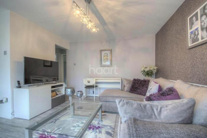 2 Bedroom Maisonette To Rent In Bramley Close, Oakwood, N14