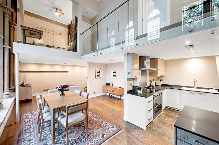 2 Bedroom Flat For Sale In Christchurch, Kew Road, Richmond, TW9