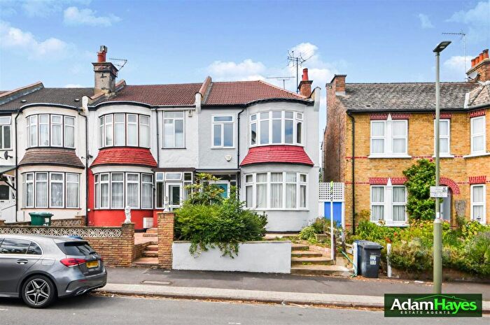 3 Bedroom End Of Terrace House For Sale In Grove Road, North Finchley, N12