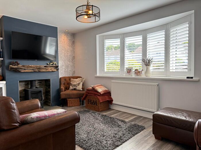 3 Bedroom Semi-Detached House For Sale In Woodview Rise, Strood, Rochester, ME2