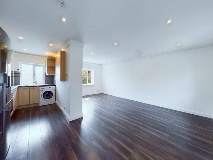 3 Bedroom Maisonette To Rent In Ladygrove Drive, Burpham, GU4