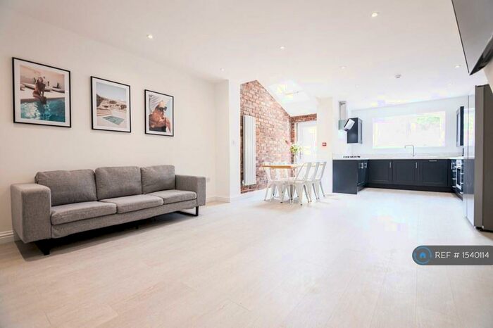 6 Bedroom Terraced House To Rent In Woodcroft Road, Liverpool, L15