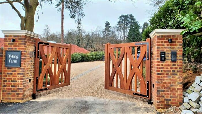 3 Bedroom Detached House To Rent In Halfpenny Lane, Guildford, GU4