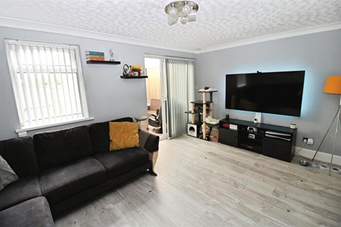 3 Bedroom End Of Terrace House For Sale In Littleham Close, Bransholme, Hull, HU7