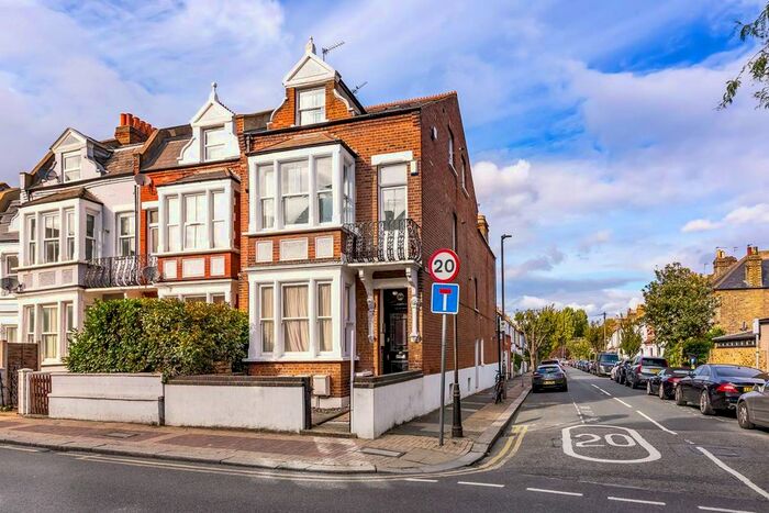2 Bedroom Flat To Rent In Lower Richmond Road, West Putney, London, SW15