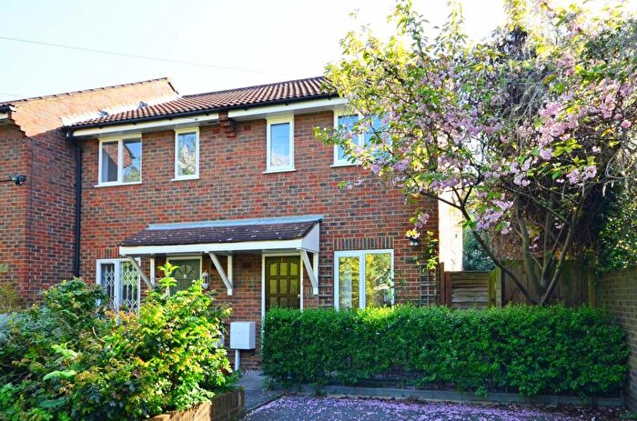 2 Bedroom House To Rent In Caroline Place, Battersea, London, SW11