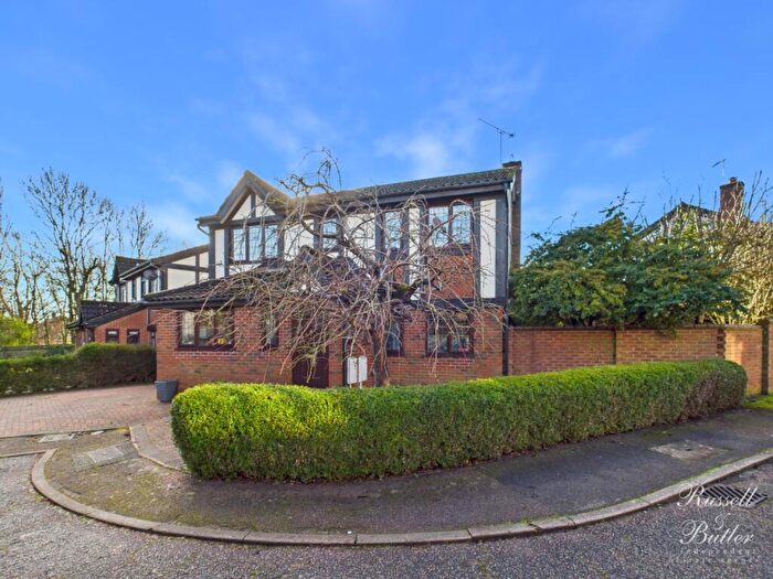 4 Bedroom Detached House For Sale In Kestrel Way, Buckingham, MK18