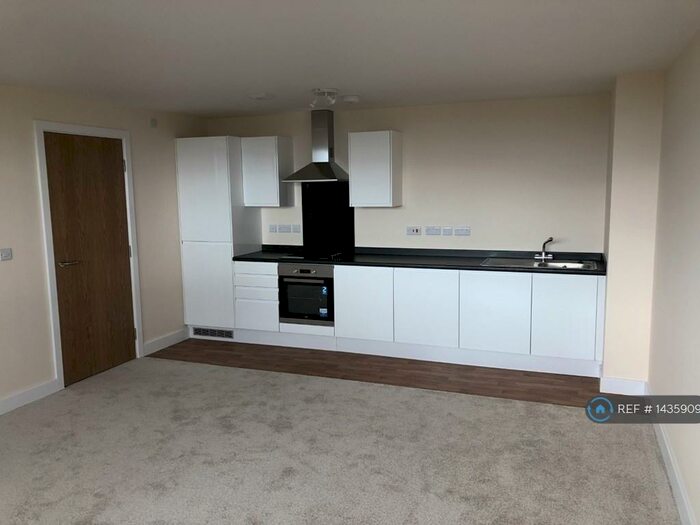 2 Bedroom Flat To Rent In Castle Court, Dudley, DY2